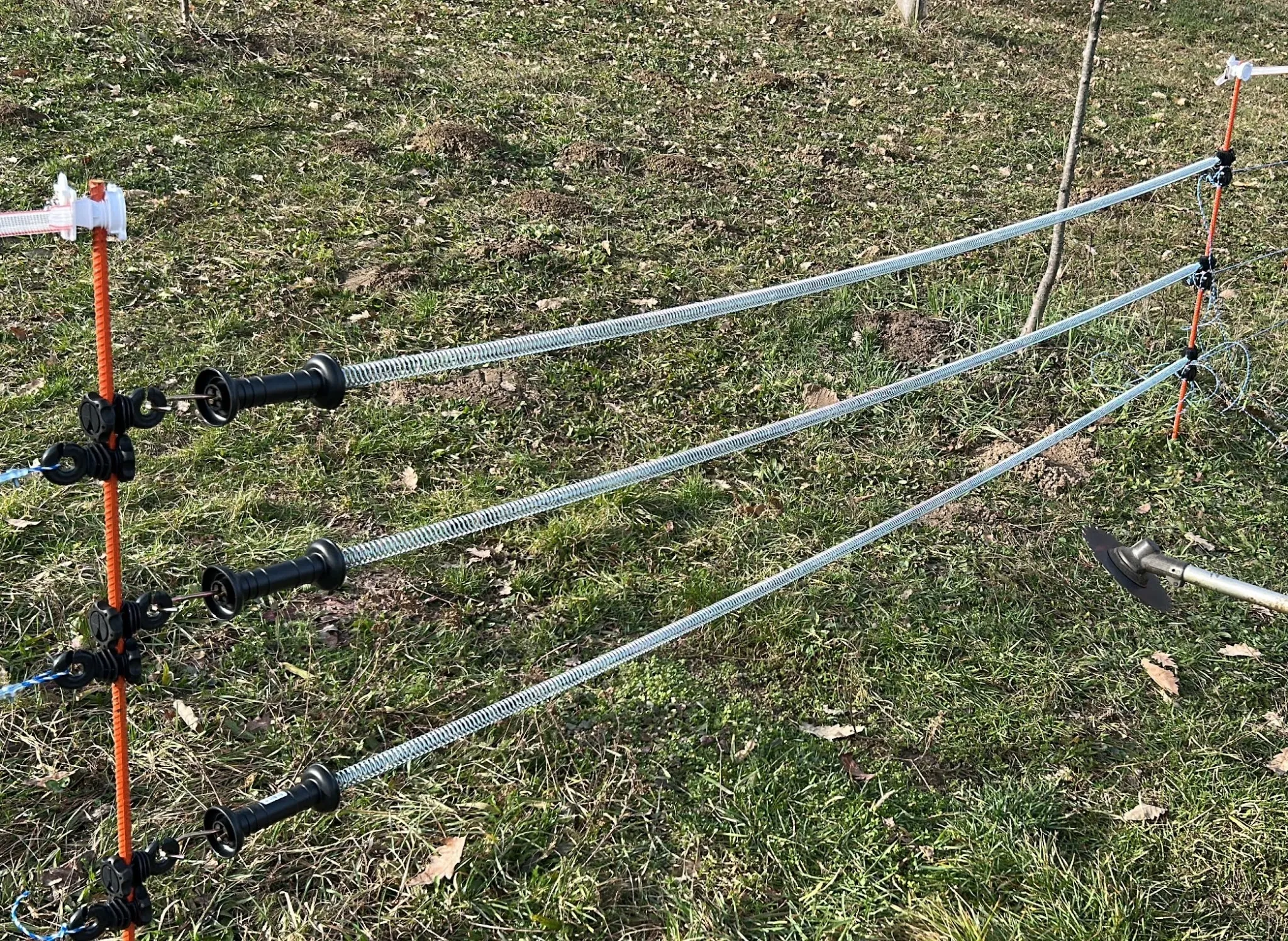 Električna vrata s opružnim ručkama i vodičima električne ograde